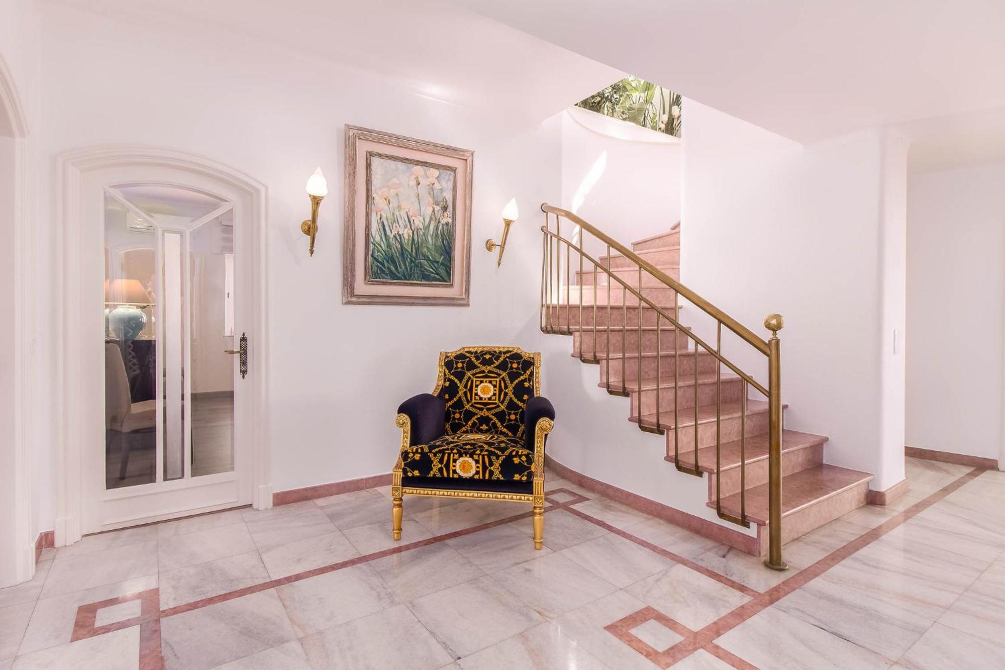 Luxe Penthouse - Prime Location By Seareen