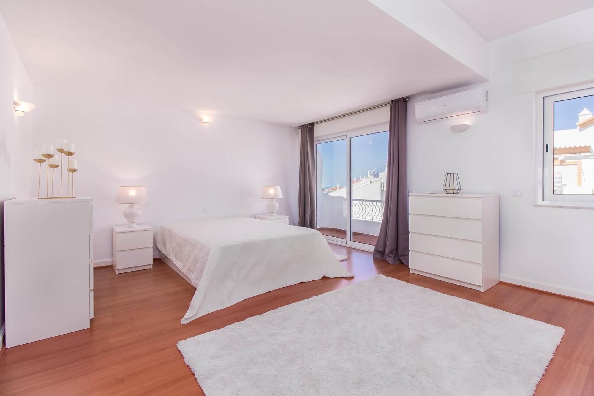 Luxe Penthouse - Prime Location By Seareen